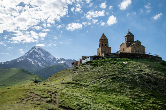 Klasztor Cminda Sameba w Gruzji, Kości&oacute;ł u st&oacute;p Kazbeku, Kazbek, Miasteczko Stepancminda, Kazbegi, klasztor Świętej Tr&oacute;jcy