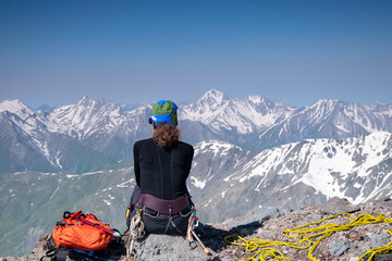 Dziewczyna na szczycie góry patrząca na odległe szczyty