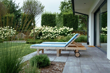Fototapeta Taras z leżakami i miejscem do odpoczynku w domu z ogrodem  obraz