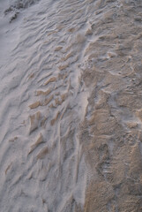 marcas del oleaje del mar en la orilla de la playa