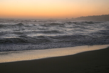 olas del mar en plena hora azul y terminando el dia