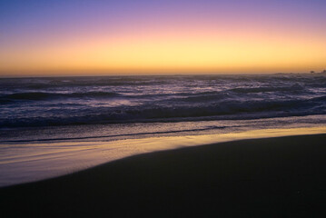 Fototapeta na wymiar la hora azul en la playa, en pleno ocaso
