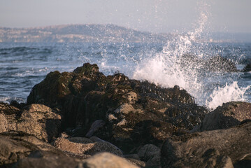 olas del mar en la playa, rocas y agua rompiendo 