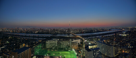 タワーホール船堀の展望台からの荒川と東京都心の夜景のパノラマ	