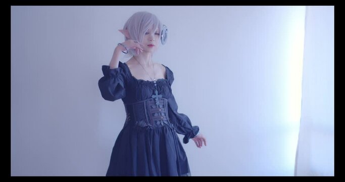 女性のお辞儀して歩いてくる姿　スローモーション