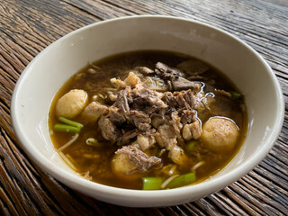 ก๋วยเตี๋ยวเนื้อในชาม
Ǩwyteī̌yw neụ̄̂x nı chām
20 / 5,000
ผลลัพธ์การแปล
beef noodles in a bowl