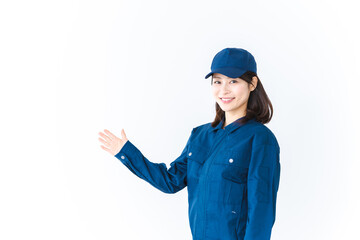 作業服を着て笑顔でご紹介をする若い女性