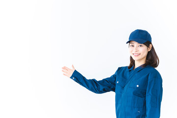 作業服を着て笑顔でご紹介をする若い女性
