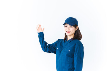 作業服を着て笑顔でご紹介をする若い女性