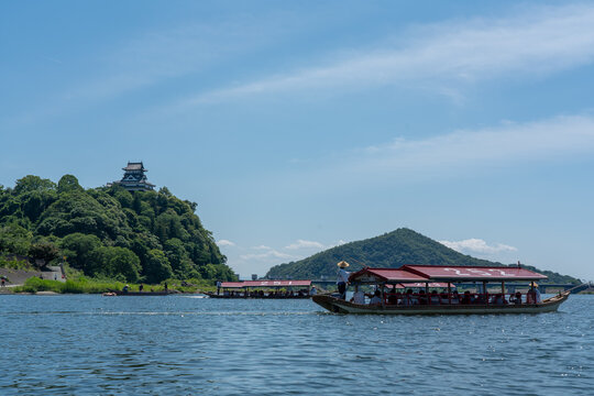 木曽川から見る遊覧船と犬山城