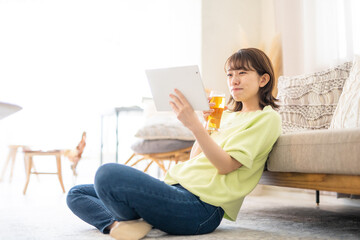 Fototapeta na wymiar 自宅でビールを飲む女性