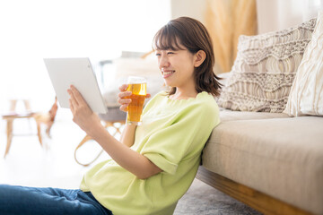 自宅でビールを飲む女性　
