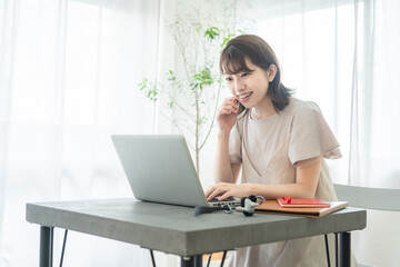 ノートパソコンを操作する女性