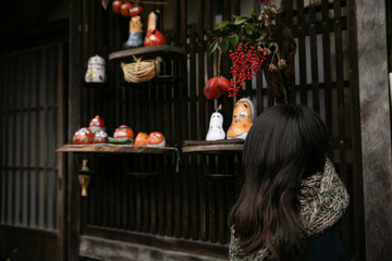 女性が古い置物を触っている japan country