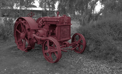 Fototapeta na wymiar red tractor, vintage tractor, old tractor, rusty tractor, rustic, warooka, bungaree clare