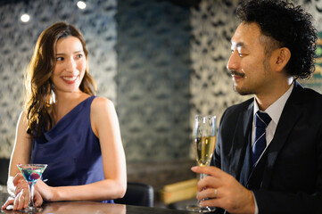 バーカウンターでナンパされる女性　笑顔