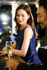 バーカウンターでナンパされる女性　1