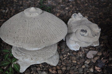 大谷石の灯篭とカエルの置物