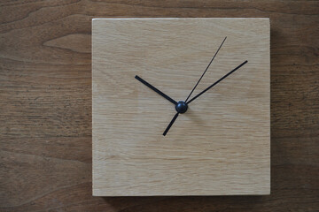 １０時１０分を指すシンプルな木製の掛け時計
