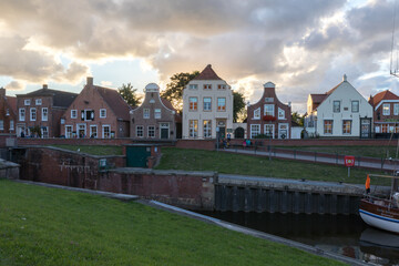 Fototapeta premium Sonnenuntergang am Hafen von Greetsiel
