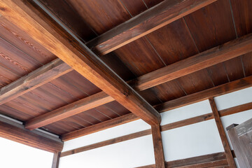 梁が露出した日本建築の天井