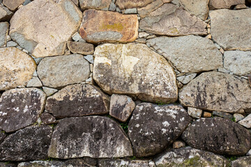 白っぽい岩と黒っぽい岩で構成された石垣