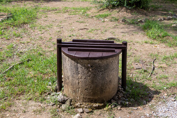 木製の蓋がついた円筒形の井戸