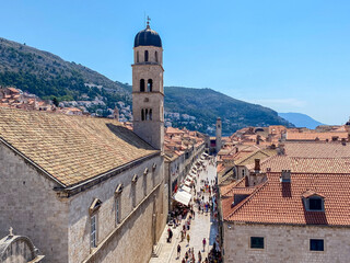 Obraz premium Tourists taking in the narrow streets and medieval architecture of Dubrovnik, Croatia