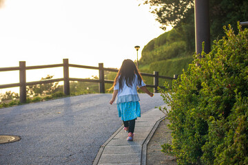 散歩する女の子の後ろ姿　大平山公園(山口県防府市)