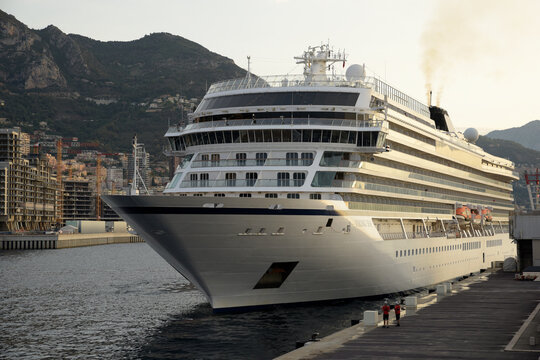 luxueux navire allant accoster au port pour une escale - M&eacute;diterran&eacute;e