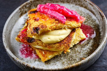 Traditionelles geröstetes italienisches Panettone Tiramisu mit Vanille Pudding und Rhabarber...