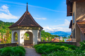 The observation deck and gazebo of the Thun castle, which offers a panoramic view of the old town of Thun, the tiled roofs of the buildings, the lake and the mountains in the background