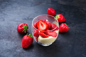Traditionelle italienische Mascarpone Creme mit Vanille Quark und frischen Erdbeeren serviert als...
