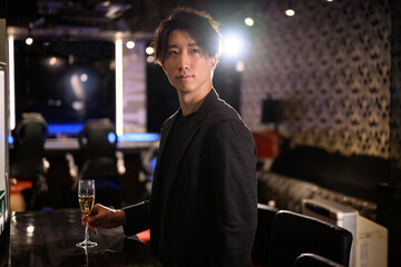 バーにいるイケメンの人　待ち合わせ