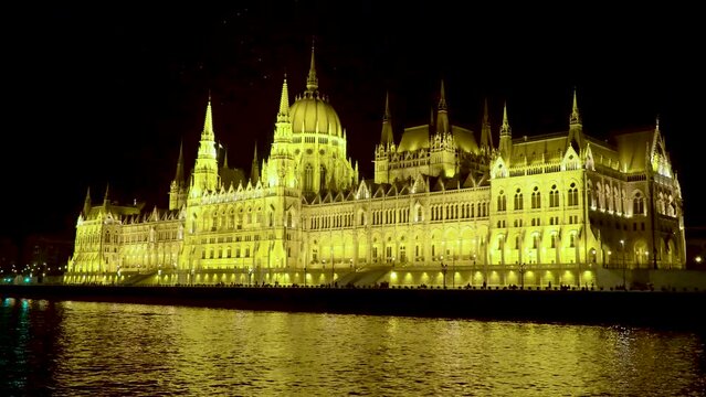 Veduta panoramica da battello del parlamento di Budapest
