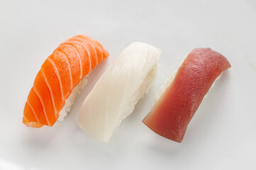 Drei verschiedene Sushi; Sushi mit Lachs, Butterfisch und Thunfisch