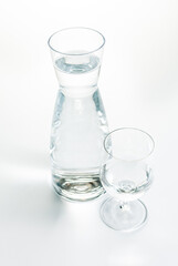 Glas und Karaffe mit Wasser