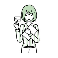 立って書類とカードを手に持つブラウスの女性