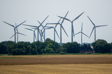 Viele Windräder auf einem Ackerland