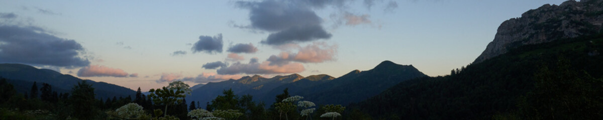 Obraz premium beautiful view of the mountains in the evening at sunset with clouds
