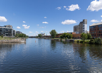 Fototapeta na wymiar Embarcations sur le canal Lachine