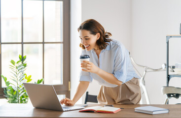 Obraz premium woman working in the office
