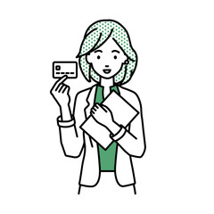 立って書類とカードを手に持つジャケットの女性