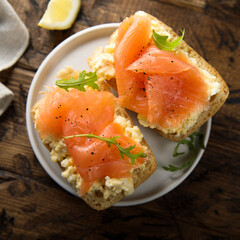 Scrambled eggs on toast with smoked salmon