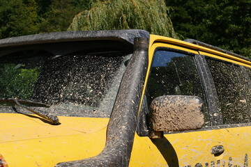 yellow off-road car dirty with mud żółty samochód terenowy zabrudzony błotem © jarizPJ