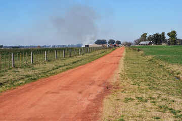 carretera rojo polvo humo horizonte campestre