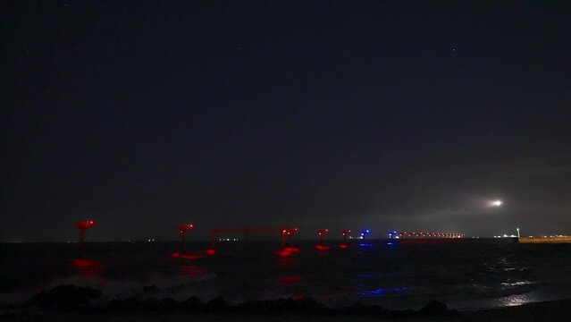 星空を背景に山口宇部空港に夜間着陸する航空機