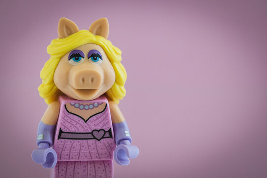 Dortmund - Deutschland 13. August 2022 Lego Figur Miss Piggy von der Muppet Show	