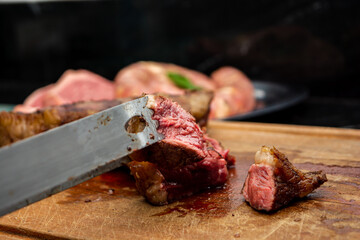 cutting picanha steak, rare grade doneness
