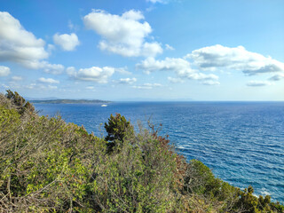 Paysage devant le phare du Cap Camarat à Ramatuelle sur la Côte d'Azur près de Saint Tropez